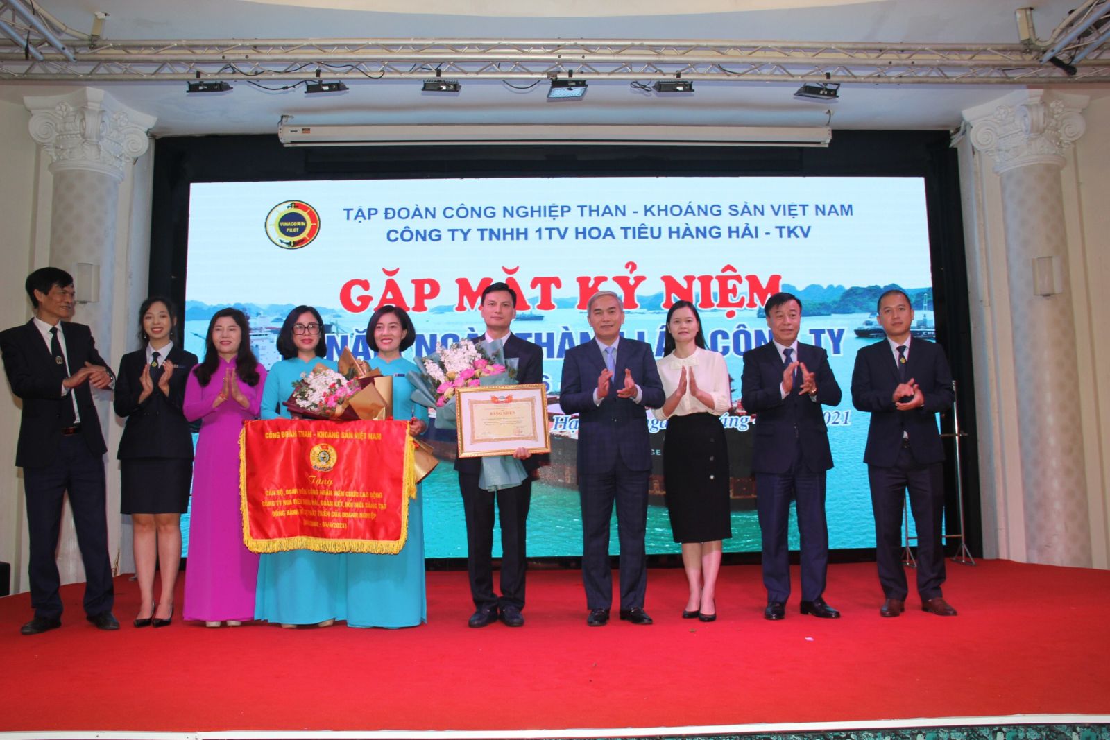 C&amp;ocirc;ng ty TNHH 1TV Hoa ti&amp;ecirc;u H&amp;agrave;ng hải -TKV nhận Bằng khen của Tập đo&amp;agrave;n CN Than -Kho&amp;aacute;ng sản Việt Nam v&amp;igrave; đ&amp;atilde; c&amp;oacute; th&amp;agrave;nh t&amp;iacute;ch đ&amp;oacute;ng g&amp;oacute;p cho sự nghiệp x&amp;acirc;y dựng v&amp;agrave; ph&amp;aacute;t triển TKV