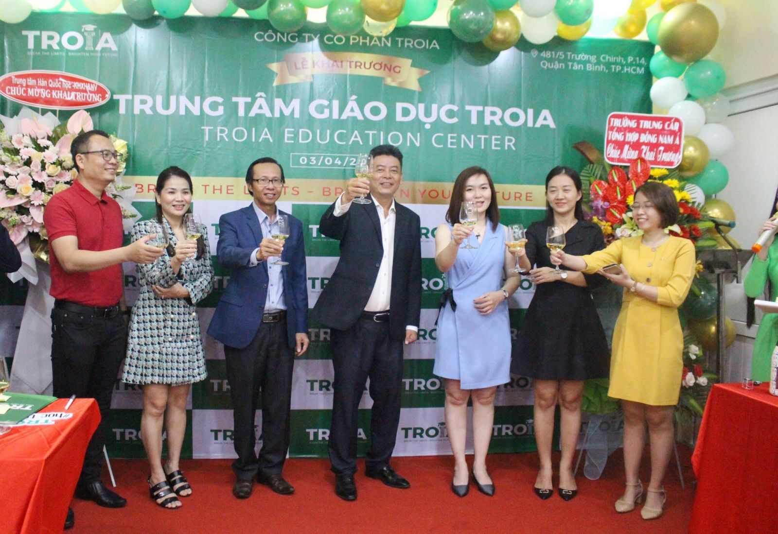 C&amp;aacute;c đại biểu c&amp;ugrave;ng nhau ch&amp;uacute;c mừng sự khởi đầu hợp t&amp;aacute;c th&amp;agrave;nh c&amp;ocirc;ng