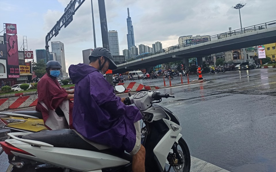 Cơn mưa như &amp;ldquo;giải kh&amp;aacute;t&amp;rdquo; l&amp;ograve;ng người sau bao ng&amp;agrave;y oi bức