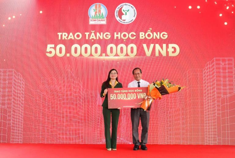 B&amp;agrave; Nguyễn Ngọc &amp;Aacute;nh trao tặng 10 suất học bổng tổng trị gi&amp;aacute; 50 triệu đồng cho sinh vi&amp;ecirc;n trường Đại học T&amp;agrave;i Nguy&amp;ecirc;n M&amp;ocirc;i Trường