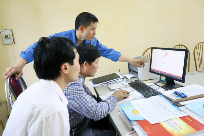 Nh&amp;acirc;n vi&amp;ecirc;n VNPT Ph&amp;uacute; Thọ hướng dẫn cho c&amp;aacute;n bộ cấp x&amp;atilde; chứng thực bản sao điện tử tử bản ch&amp;iacute;nh tr&amp;ecirc;n Cổng DVCQG