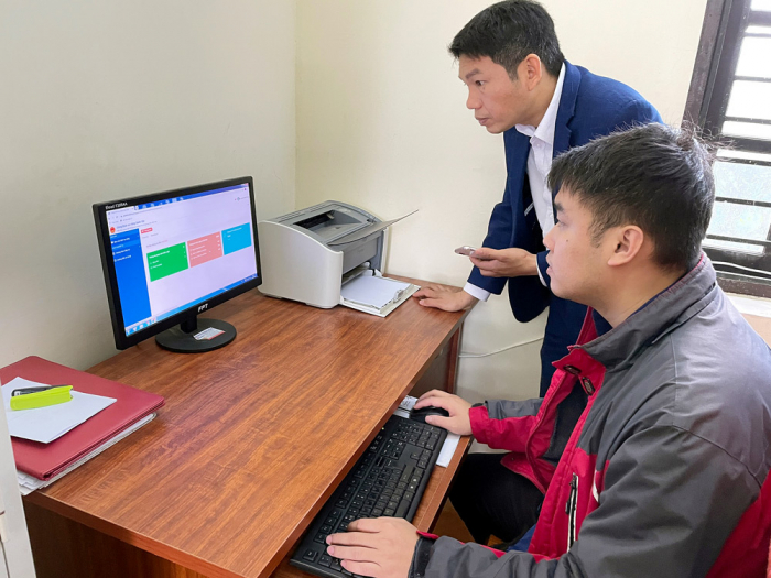 C&amp;aacute;n bộ x&amp;atilde; Minh N&amp;ocirc;ng, Việt tr&amp;igrave; đang  thực hiện cấp bản sao chứng thực tr&amp;ecirc;n Cổng DVCQG