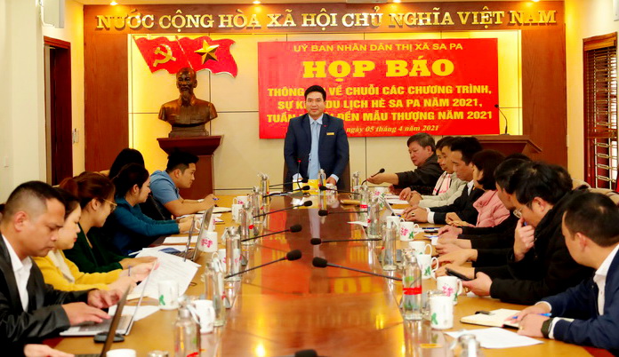 &amp;Ocirc;ng Vương Trinh Quốc - Chủ tịch UBND thị x&amp;atilde; Sa Pa ph&amp;aacute;t biểu tại Họp b&amp;aacute;o