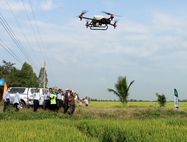 M&amp;aacute;y bay kh&amp;ocirc;ng người l&amp;aacute;i phun luối ph&amp;acirc;n b&amp;oacute;n v&amp;agrave; gieo hạt giống tại ấp Ph&amp;uacute; H&amp;ograve;a, x&amp;atilde; T&amp;acirc;n Hội