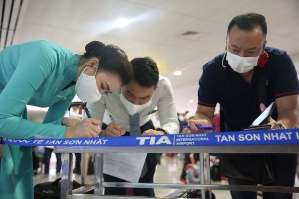 Tất cả c&amp;aacute;c h&amp;agrave;nh kh&amp;aacute;ch trước khi thực hiện c&amp;aacute;c h&amp;agrave;nh tr&amp;igrave;nh bay đều phải thực hiện khai b&amp;aacute;o y tế điện tử bắt buộc
