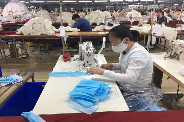 Sản xuất khẩu trang tại C&amp;ocirc;ng ty CP May Xuất khẩu Trường Thắng (huyện N&amp;ocirc;ng Cống, Thanh H&amp;oacute;a)