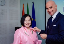 “Bà trùm” thời trang Việt – Trang Lê được Tổng thống Italia tặng huân chương