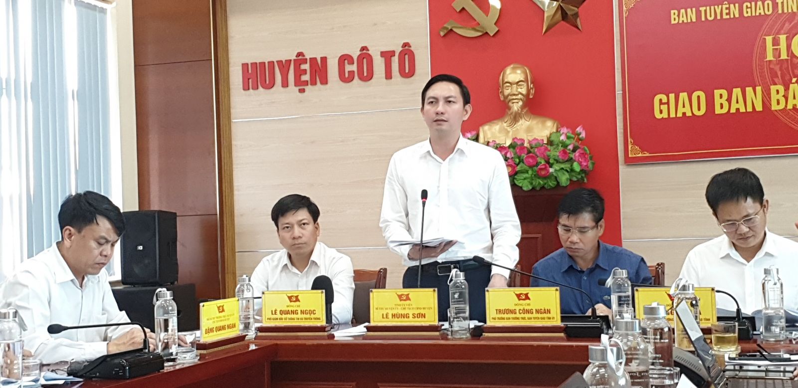 &amp;Ocirc;ng L&amp;ecirc; H&amp;ugrave;ng Sơn &amp;ndash; B&amp;iacute; thư, Chủ tịch UBND huyện C&amp;ocirc; T&amp;ocirc; trao đổi với c&amp;aacute;c cơ quan b&amp;aacute;o ch&amp;iacute; tại hội nghị.