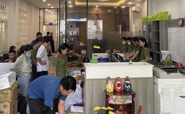 Lực lượng chức năng thực hiện Lệnh kh&amp;aacute;m x&amp;eacute;t trụ sở Ph&amp;uacute;c L&amp;acirc;m Petro