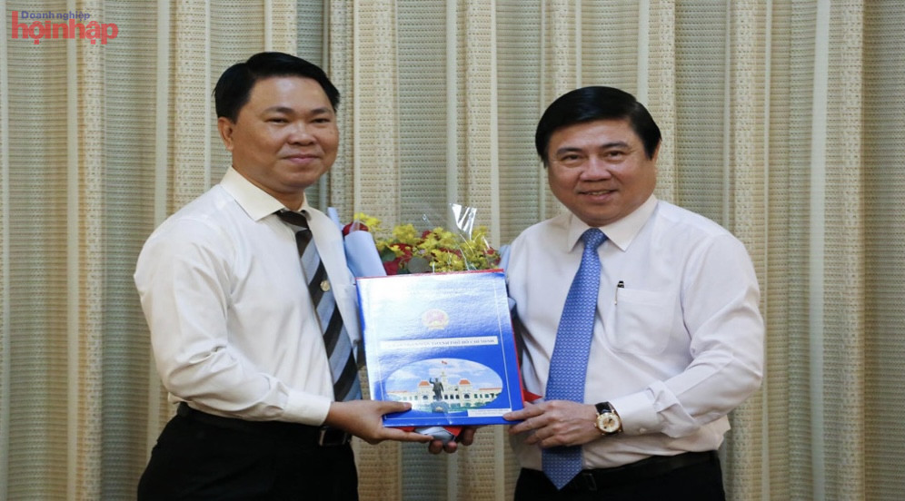 &amp;Ocirc;ng Trần Ho&amp;agrave;ng Qu&amp;acirc;n (b&amp;ecirc;n tr&amp;aacute;i) - t&amp;acirc;n Gi&amp;aacute;m đốc Sở X&amp;acirc;y dựng TPHCM