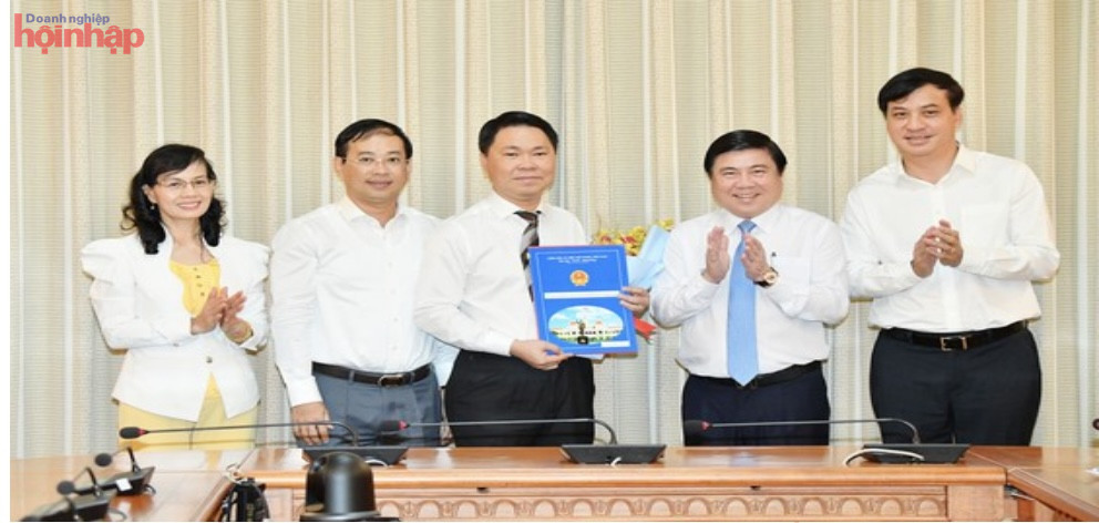 C&amp;aacute;c đồng ch&amp;iacute; l&amp;atilde;nh đạo TPHCM v&amp;agrave; huyện B&amp;igrave;nh Ch&amp;aacute;nh ch&amp;uacute;c mừng &amp;ocirc;ng Trần Ho&amp;agrave;ng Qu&amp;acirc;n.
