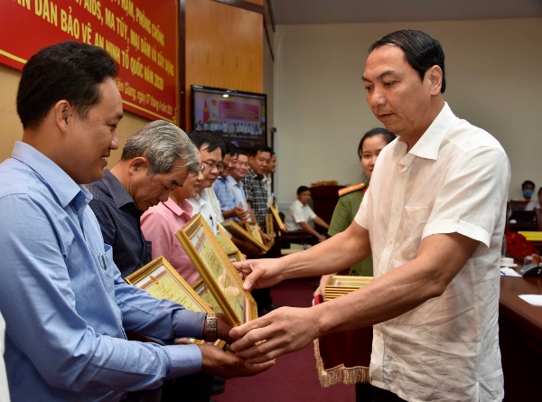 Tặng bằng khen của Chủ tịch UBND tỉnh cho c&amp;aacute;c tập thể, c&amp;aacute; nh&amp;acirc;n c&amp;oacute; th&amp;agrave;nh t&amp;iacute;ch xuất sắc trong phong tr&amp;agrave;o thi đua chuy&amp;ecirc;n đề To&amp;agrave;n d&amp;acirc;n bảo vệ an ninh Tổ quốc năm 2020
