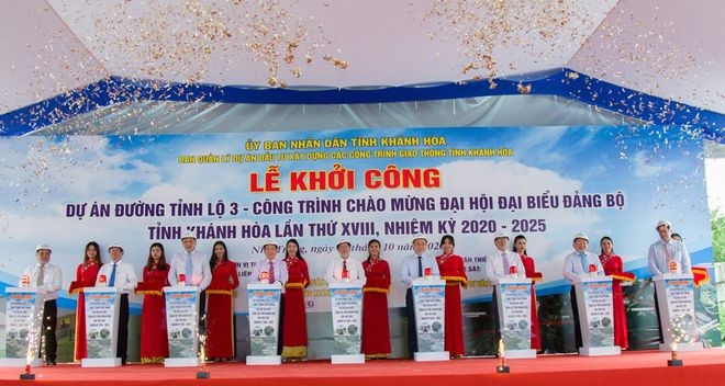 C&amp;aacute;c đại biểu nhấn n&amp;uacute;t khởi c&amp;ocirc;ng dự &amp;aacute;n Tỉnh lộ 3