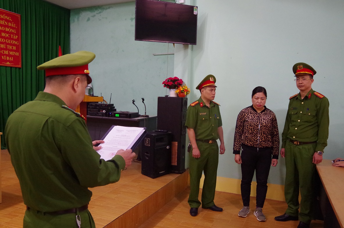 Cơ quan CSĐT đang đọc lệnh bắt đối với Vũ Hồng Xoan