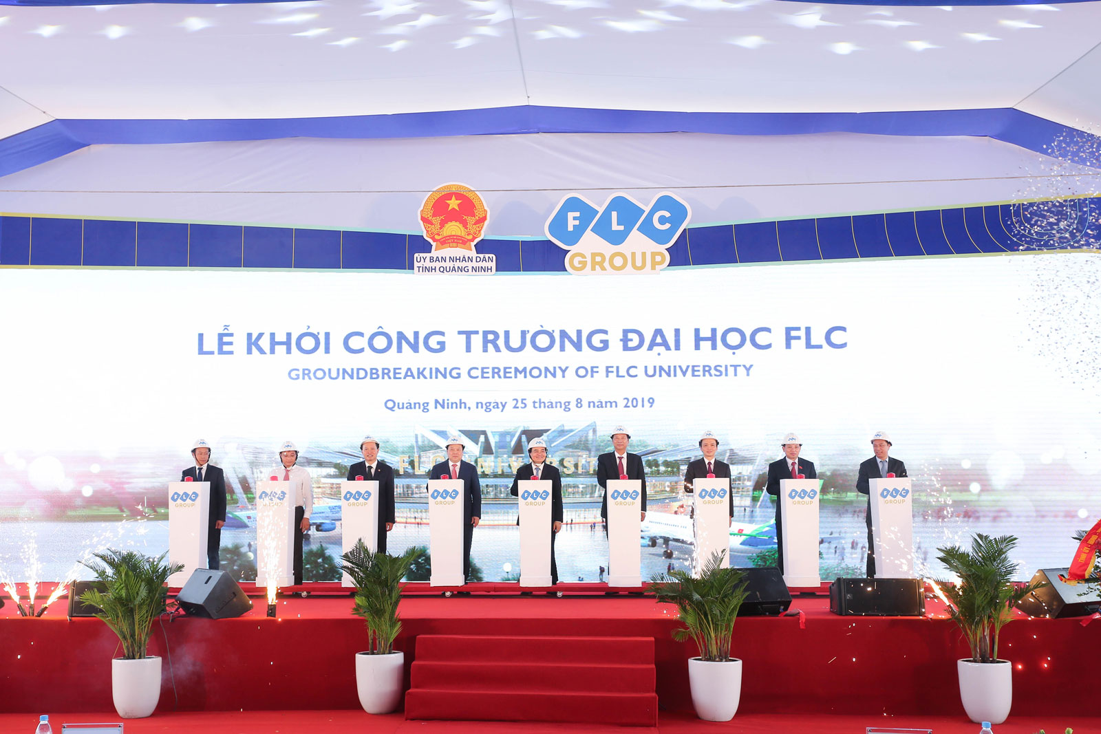 C&amp;aacute;c đại biểu nhấn n&amp;uacute;t khởi c&amp;ocirc;ng Trường Đại học FLC tại phường H&amp;agrave; Lầm, H&amp;agrave; Trung (TP Hạ Long), ng&amp;agrave;y 25/8/2019