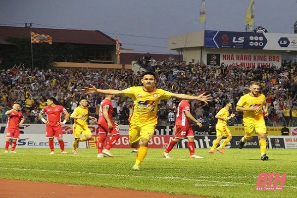 Ho&amp;agrave;ng Đ&amp;igrave;nh T&amp;ugrave;ng n&amp;acirc;ng tỷ số l&amp;ecirc;n 3-0 cho Đ&amp;ocirc;ng &amp;Aacute; Thanh H&amp;oacute;a