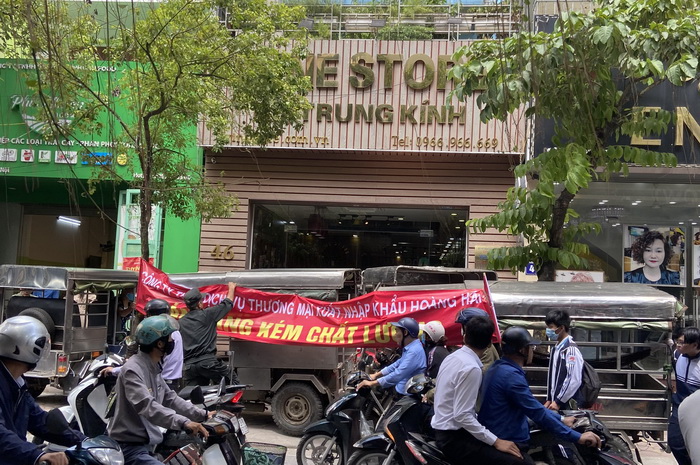 Kh&amp;ocirc;ng chỉ ri&amp;ecirc;ng Nam Phong, Ho&amp;agrave;ng Hải c&amp;ograve;n bị một số doanh nghiệp kh&amp;aacute;c tố sản phẩm k&amp;eacute;m chất lượng khi họ kh&amp;ocirc;ng t&amp;igrave;m thấy trụ sở c&amp;ocirc;ng ty. Ảnh chụp trước nh&amp;agrave; ri&amp;ecirc;ng của b&amp;agrave; Nguyễn Thị Mai tại số 46 phố Trung K&amp;iacute;nh, Cầu Giấy, Tp H&amp;agrave; Nội. (Ảnh do C&amp;ocirc;ng ty KJ cung cấp)