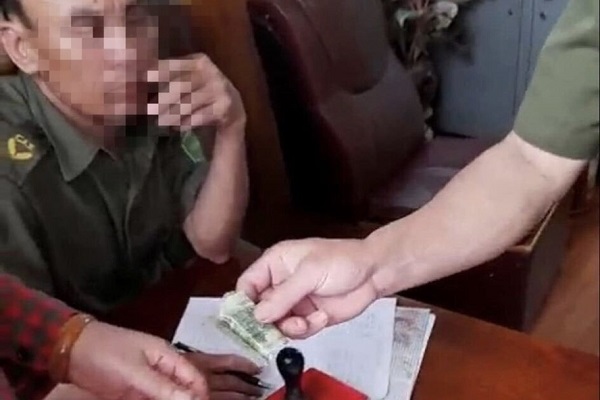 Hai c&amp;ocirc;ng an vi&amp;ecirc;n x&amp;atilde; Ti&amp;ecirc;n Minh (Ti&amp;ecirc;n L&amp;atilde;ng, Hải Ph&amp;ograve;ng) bị tạm đ&amp;igrave;nh chỉ c&amp;ocirc;ng t&amp;aacute;c sau phản &amp;aacute;nh về việc thu ph&amp;iacute; CCCD sai quy định