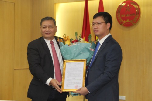 Ph&amp;oacute; Tổng cục trưởng Phi V&amp;acirc;n Tuấn trao quyết định bổ nhiệm cho &amp;ocirc;ng Đo&amp;agrave;n Xu&amp;acirc;n Toản