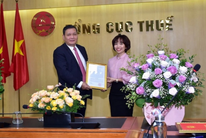 Ph&amp;oacute; Tổng cục trưởng Phi V&amp;acirc;n Tuấn trao quyết định bổ nhiệm cho b&amp;agrave; Nguyễn Kim Th&amp;aacute;i Linh