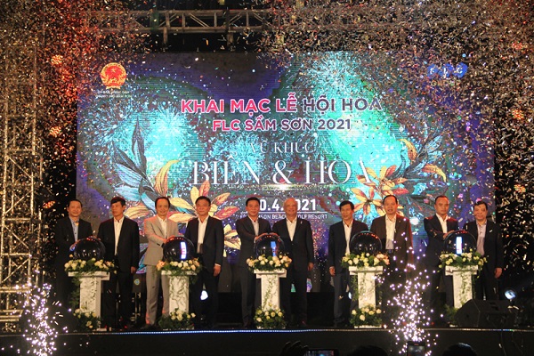 C&amp;aacute;c đồng ch&amp;iacute; l&amp;atilde;nh đạo Trung ương v&amp;agrave; tỉnh Thanh H&amp;oacute;a bấm n&amp;uacute;t khai mạc lễ hội