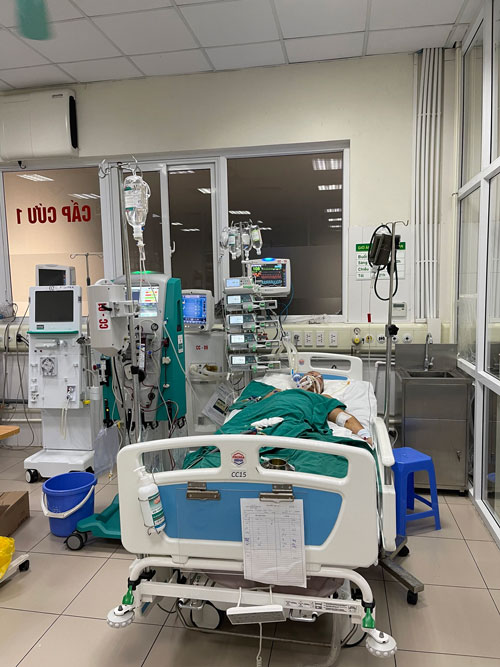 Một trường hợp nguy kịch cấp cứu tại Bệnh viện Bệnh nhiệt đới trung ương sau khi uống thuốc nam tr&amp;ocirc;i nổi quảng c&amp;aacute;o qua mạng
