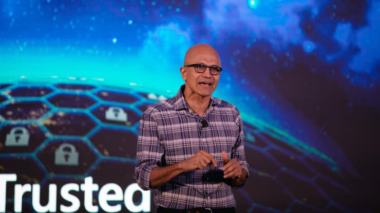 Gi&amp;aacute;m đốc điều h&amp;agrave;nh Microsoft Satya Nadella ph&amp;aacute;t biểu trong Hội nghị thượng đỉnh c&amp;ocirc;ng nghệ được giải m&amp;atilde; trong tương lai ở Bengaluru, Ấn Độ, v&amp;agrave;o ng&amp;agrave;y 25 th&amp;aacute;ng 2 năm 2020.