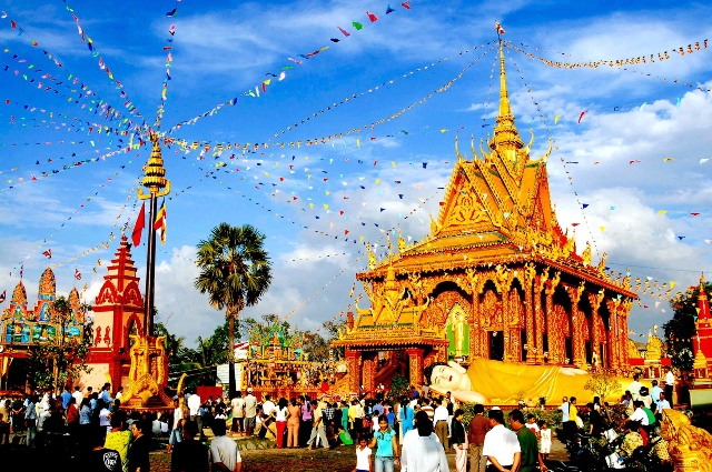 Kh&amp;ocirc;ng kh&amp;iacute; tết Chol-chnam-thmay của người Khmer (nguồn: Internet)