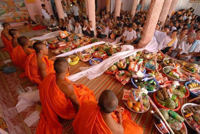 C&amp;aacute;c gia đ&amp;igrave;nh trong ng&amp;agrave;y đ&amp;oacute;n năm mới thứ hai lễ Tết Chol Chnam Thmay sẽ nấu cơm d&amp;acirc;ng l&amp;ecirc;n c&amp;aacute;c nh&amp;agrave; sư (nguồn: Internet)