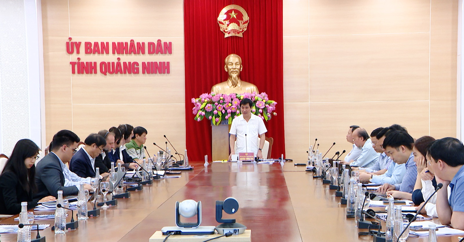 &amp;Ocirc;ng Nguyễn Tường Văn, Chủ tịch UBND tỉnh Quảng Ninh ph&amp;aacute;t biểu tại buổi l&amp;agrave;m việc.