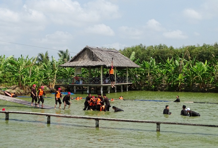 Khu du lịch sinh th&amp;aacute;i Hương Tr&amp;agrave;m, l&amp;agrave; một trong những điểm du lịch n&amp;iacute;u ch&amp;acirc;n du kh&amp;aacute;ch khi đến với C&amp;agrave; Mau