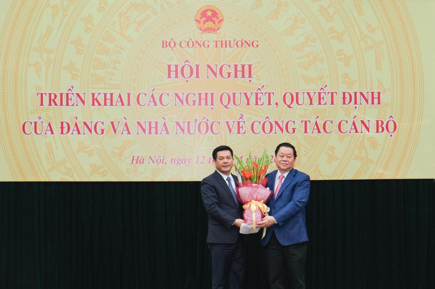 &amp;Ocirc;ng Nguyễn Trọng Nghĩa (phải) tặng hoa cho t&amp;acirc;n Bộ trưởng Nguyễn Hồng Di&amp;ecirc;n