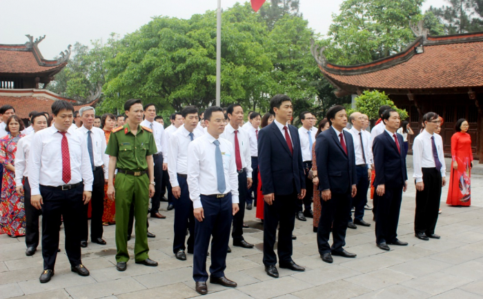 Đo&amp;agrave;n đại biểu th&amp;agrave;nh phố Việt Tr&amp;igrave; d&amp;acirc;ng hương tại Đền Quốc Tổ Lạc Long Qu&amp;acirc;n