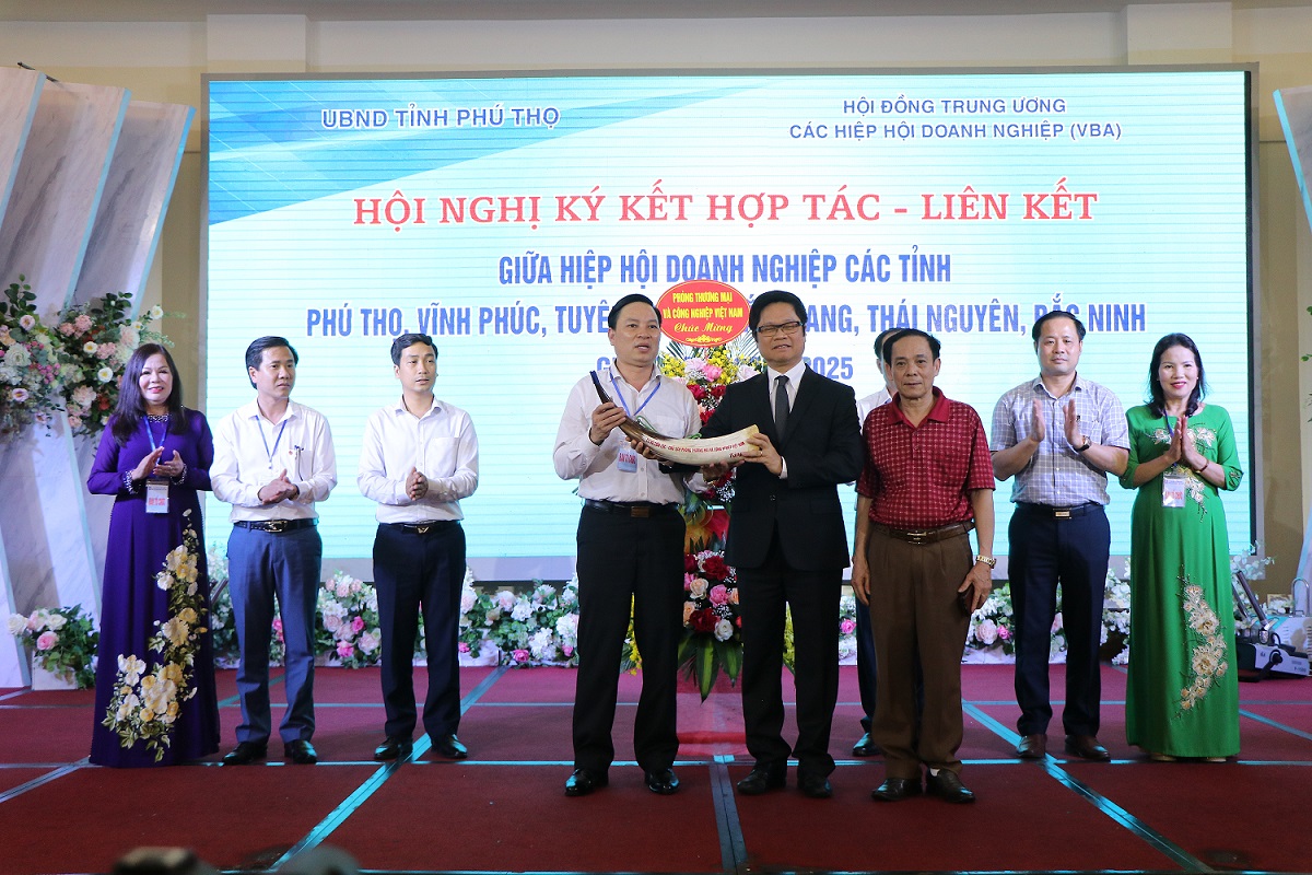 Tiến sĩ Vũ Tiến Lộc tặng chiếc t&amp;ugrave; v&amp;agrave;, &amp;yacute; nghĩa l&amp;agrave; người ti&amp;ecirc;n phong... cho Chủ tịch Hiệp hội Doanh nghiệp Nhỏ v&amp;agrave; Vừa tỉnh Ph&amp;uacute; Thọ.