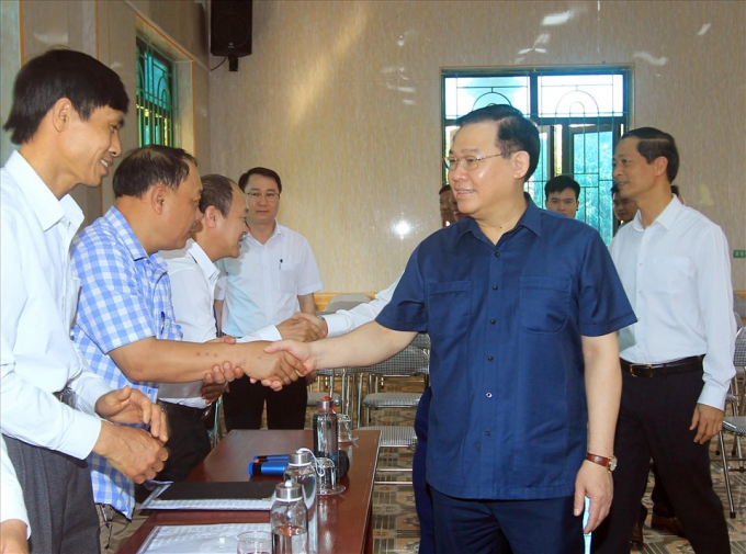 Chủ tịch Quốc hội Vương Đ&amp;igrave;nh Huệ v&amp;agrave; Đo&amp;agrave;n đ&amp;atilde; tới kiểm tra khu vực bỏ phiếu số 5, th&amp;ocirc;n Nam Tử 2, x&amp;atilde; Kiến Thiết, huyện Ti&amp;ecirc;n L&amp;atilde;ng (ảnh St)