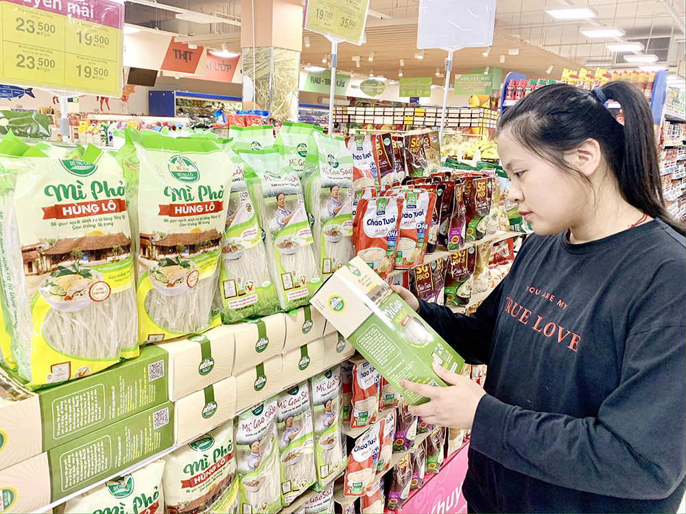 M&amp;igrave; gạo H&amp;ugrave;ng L&amp;ocirc; được b&amp;aacute;n tại si&amp;ecirc;u thị Co.opmart Việt Tr&amp;igrave;, Ph&amp;uacute; Thọ