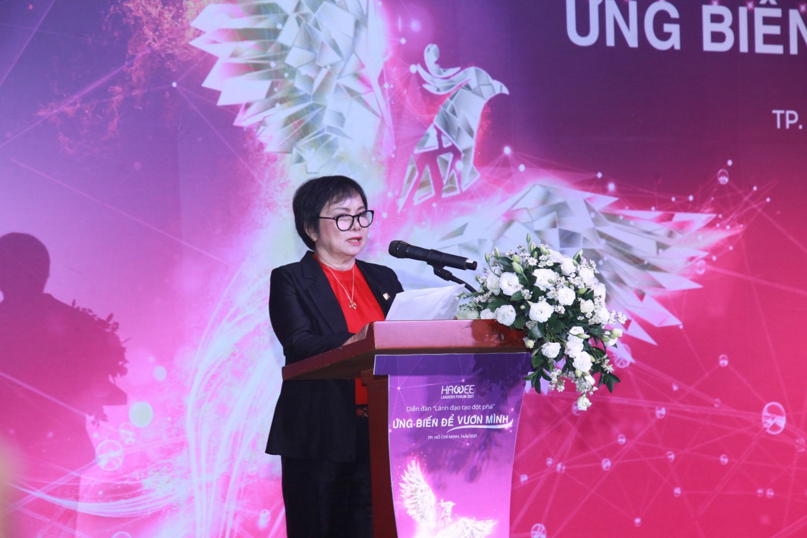 B&amp;agrave; Cao Thị Ngọc Dung - Chủ tịch HĐQT c&amp;ocirc;ng ty PNJ, Chủ tịch HAWEE ph&amp;aacute;t biểu tại diễn đ&amp;agrave;n