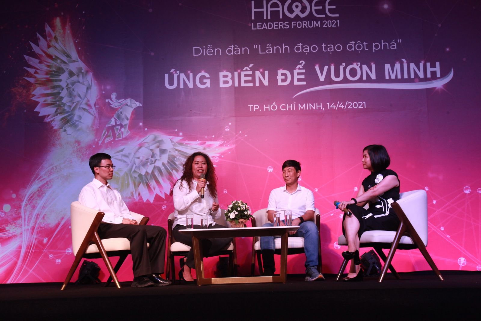 Phi&amp;ecirc;n thảo luận tại diễn đ&amp;agrave;n với c&amp;aacute;c diễn giả: b&amp;agrave; Nguyễn Thị B&amp;iacute;ch V&amp;acirc;n - Chủ tịch Unilever Việt Nam (thứ 2 b&amp;ecirc;n tr&amp;aacute;i); &amp;ocirc;ng Nguyễn Ho&amp;agrave;nh Tiến - CEO Seedcom (thứ 2 b&amp;ecirc;n phải); &amp;ocirc;ng L&amp;yacute; Huy S&amp;aacute;ng - Ph&amp;oacute; TGĐ C&amp;ocirc;ng ty gốm sứ Minh Long (b&amp;igrave;a tr&amp;aacute;i) v&amp;agrave; Điều phối phi&amp;ecirc;n thảo luận l&amp;agrave; b&amp;agrave; Huỳnh Thị Xu&amp;acirc;n Li&amp;ecirc;n - PCT HAWEE, PCT VMA, Th&amp;agrave;nh vi&amp;ecirc;n HĐQT PNJ