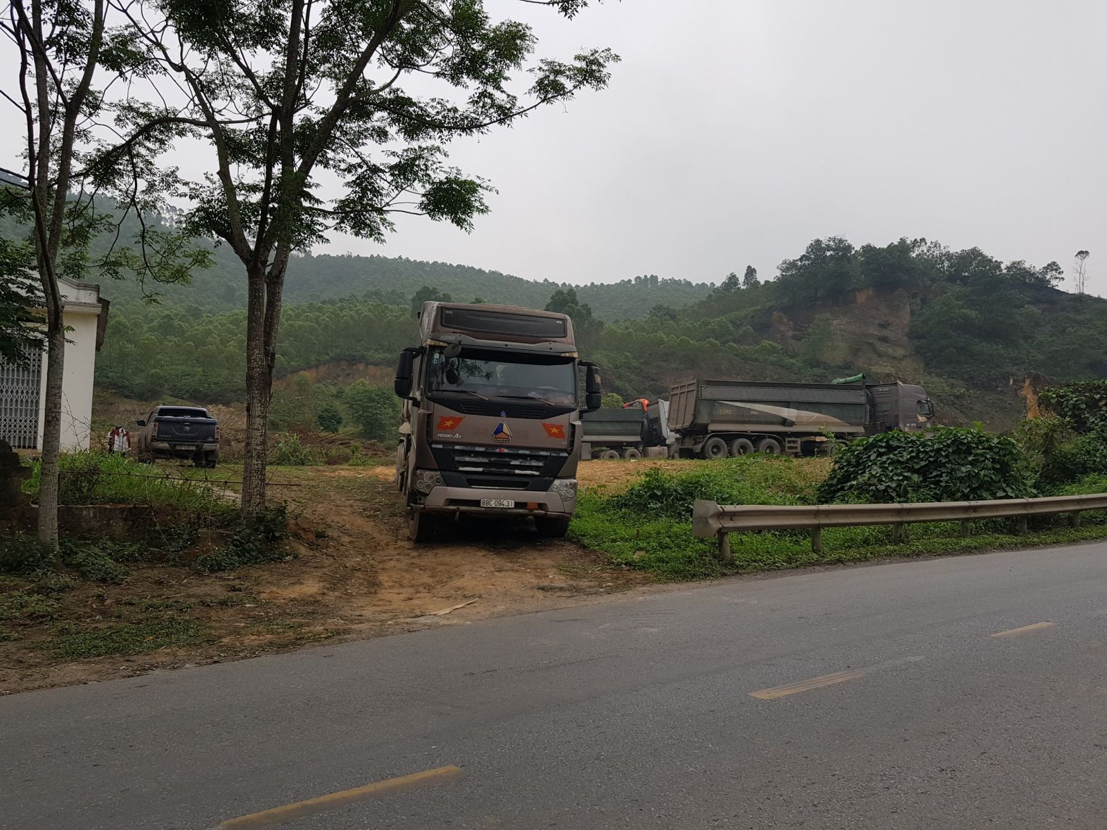 Những đo&amp;agrave;n xe vận tải lơn đang lấy đất ở khu 7, x&amp;atilde; Thọ Văn, Tam N&amp;ocirc;ng (Ph&amp;uacute; Thọ)