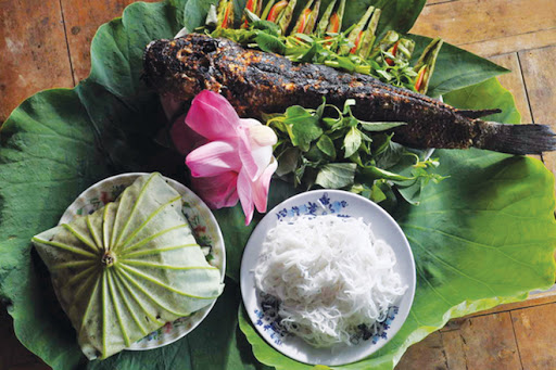 C&amp;aacute; L&amp;oacute;c nướng trui cuốn l&amp;aacute; sen đặc sản d&amp;acirc;n d&amp;atilde; của Đồng Th&amp;aacute;p