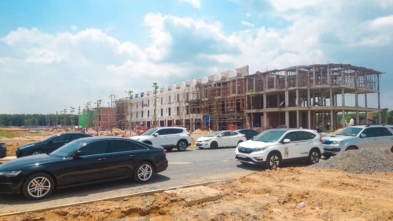 Hạ tầng Century City sắp ho&amp;agrave;n thiện, d&amp;atilde;y shophouse đang được thi c&amp;ocirc;ng phần m&amp;aacute;i