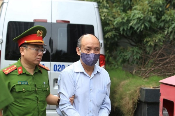 Bị c&amp;aacute;o Trần Trọng Mừng được dẫn giải đến phi&amp;ecirc;n t&amp;ograve;a s&amp;aacute;ng  12/4  ẢNH TRẦN CƯỜNG