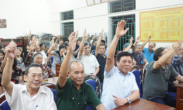 Cử tri khu Thọ Mai, phường Ti&amp;ecirc;n C&amp;aacute;t th&amp;agrave;nh phố Việt Tr&amp;igrave; (Ph&amp;uacute; Thọ) biểu quyết t&amp;iacute;n nhiệm với những người ứng cử