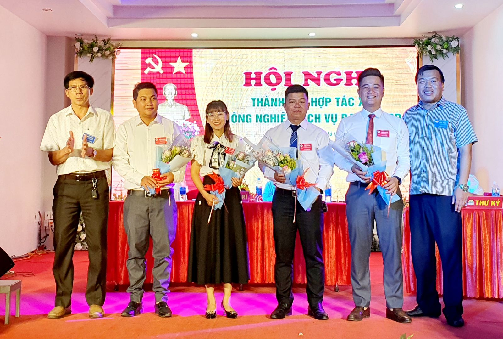 Đại diện Hội Doanh nh&amp;acirc;n trẻ tỉnh Đắk Lắk v&amp;agrave; Hội đồng nh&amp;acirc;n d&amp;acirc;n huyện Kr&amp;ocirc;ng Pắc tặng hoa ch&amp;uacute;c mừng những th&amp;agrave;nh vi&amp;ecirc;n vừa được bầu v&amp;agrave;o Hội đồng Quản trị HTX N&amp;ocirc;ng nghiệp dịch vụ Bazan KRP.