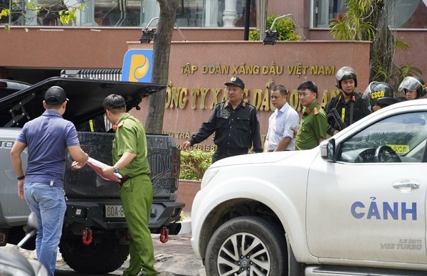 Lực lượng chức năng thi h&amp;agrave;nh Lệnh bắt tạm giam đối với  &amp;ocirc;ng Lương Đ&amp;igrave;nh Tiến - Gi&amp;aacute;m đốc Petrolimex Long An
