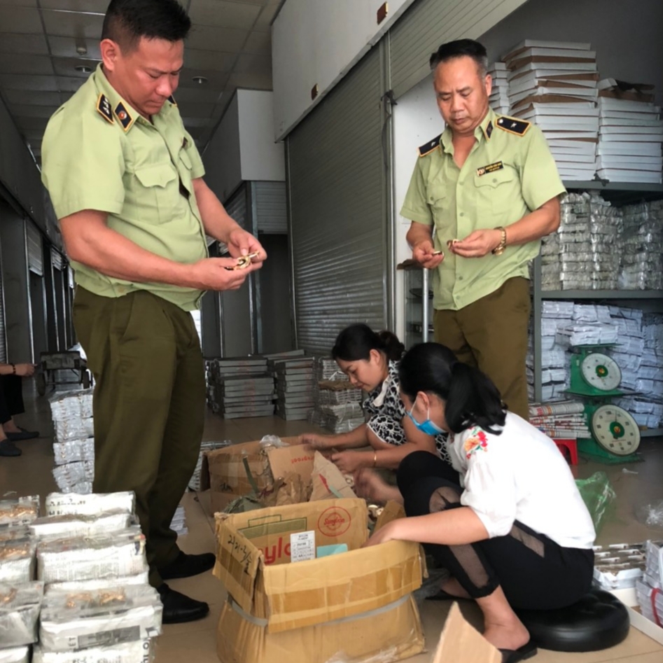 Đội Quản l&amp;yacute; thị trường số 1, Cục QLTT Quảng Ninh, ph&amp;aacute;t hiện tr&amp;ecirc;n 5.200 mặt h&amp;agrave;ng giả nh&amp;atilde;n hiệu, h&amp;agrave;ng nhập lậu tại M&amp;oacute;ng C&amp;aacute;i.