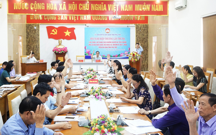 Đại biểu biểu quyết danh s&amp;aacute;ch ch&amp;iacute;nh thức người đủ điều kiện ứng cử ĐBQH v&amp;agrave; HĐND tỉnh.