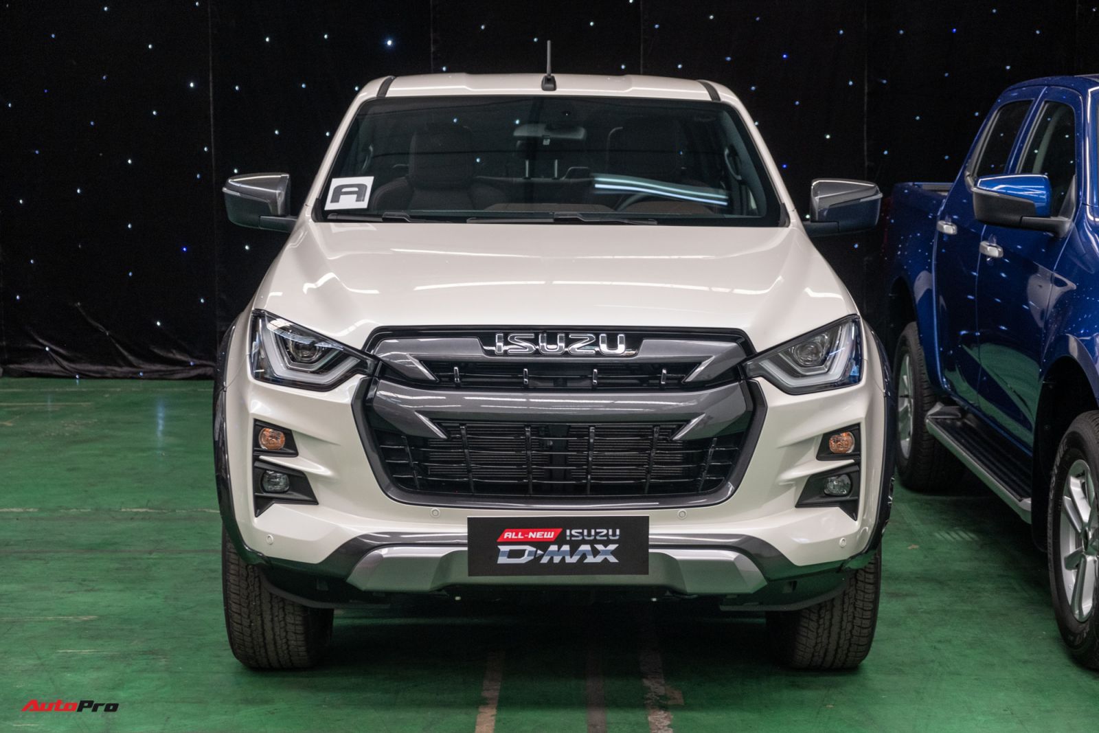 Cả 3 phi&amp;ecirc;n bản của Isuzu D-Max 2021 đều sử dụng động cơ dầu 4cyl, dung t&amp;iacute;ch 1.9L (RZ4E-TC) tăng &amp;aacute;p (đơn) cho c&amp;ocirc;ng suất tối đa 150 m&amp;atilde; lực tại 3.600 v&amp;ograve;ng/ph&amp;uacute;t, m&amp;ocirc;-men xoắn cực đại 350 Nm ở tốc độ 1.800 &amp;ndash; 2.600 v&amp;ograve;ng/ph&amp;uacute;t