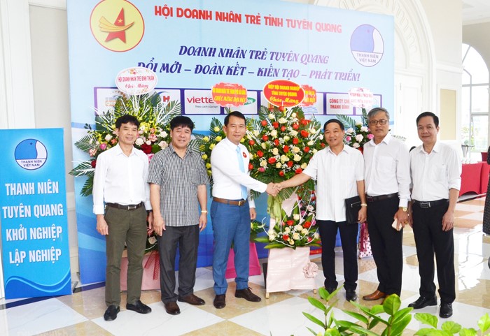 Thay mặt l&amp;atilde;nh đạo Hiệp hội DNNVV tỉnh, đồng ch&amp;iacute; Nguyễn Hữu Thập - Ủy vi&amp;ecirc;n BCH Hiệp hội Doanh nghiệp nhỏ v&amp;agrave; vừa VN, Chủ tịch Hiệp hội DNNVV tỉnh tặng lẵng hoa ch&amp;uacute;c mừng Đại hội.