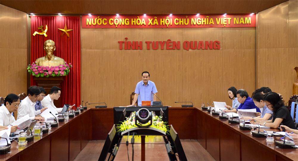 Đồng ch&amp;iacute; Ho&amp;agrave;ng Việt Phương, Tỉnh ủy vi&amp;ecirc;n, Ph&amp;oacute; Chủ tịch UBND tỉnh chủ tr&amp;igrave; cuộc họp.